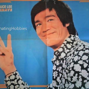 BRUCE LEE - KARATE - Fotografías en papel a color originales de Francia: un lado en el pecho y el otro saltando y luchando. Imágenes profesionales en papel.
