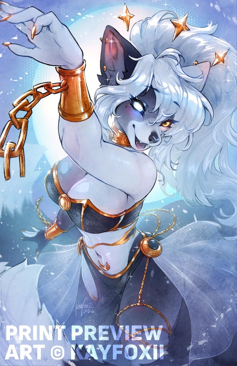 Puede incluir: Ilustraci&oacute;n digital de un personaje lobo antropom&oacute;rfico con pelaje blanco, ojos brillantes y accesorios para el cabello en forma de estrella. El personaje viste un atuendo negro y dorado con cadenas y un collar. El texto en la parte inferior dice PRINT PREVIEW ART KAYFOXII.