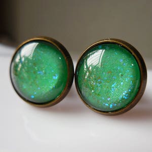 Meerjungfrau grün Ohrstecker, Glas Cabochon faux blau grün Regenbogen Feueropal, Glitzer Meerjungfrau Schwanz Runde Post Ohrringe Ozean Stil Bronze