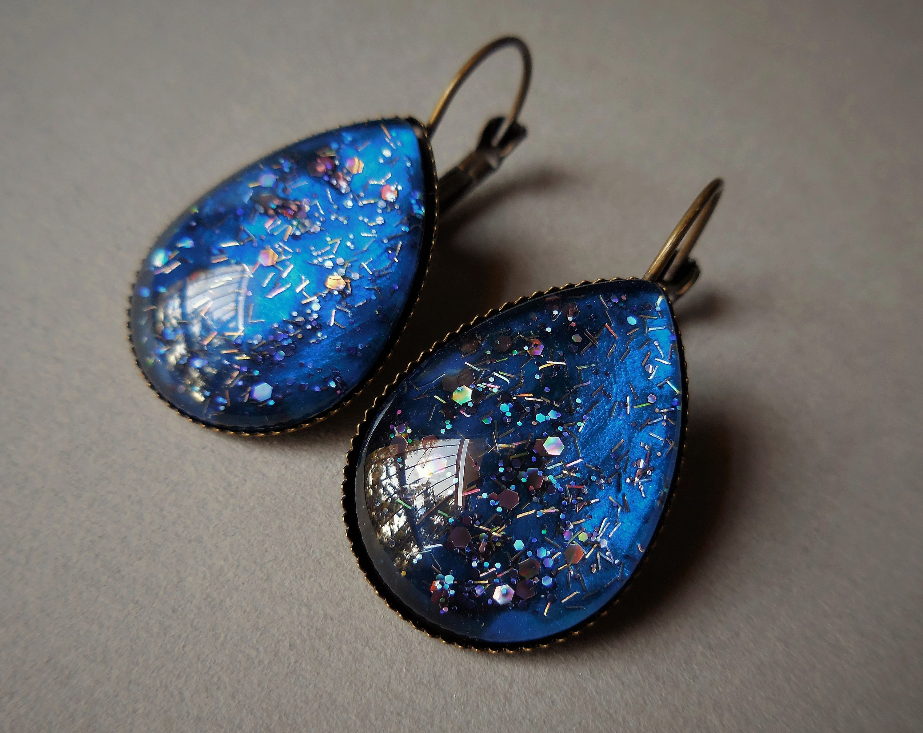 Boucles D'oreilles Pendantes Courtes - Étoile En Verre Irisée Arc-en-ciel, Couleur Vert Et Rose, Fermoir Crochet