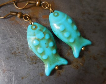 Fisch Ohrringe, Türkis Fisch Ohrringe, Pisces Ohrringe, Fisch Ohrringe, rustikaler Stein und Messing mit Fischen Koi Fisch Zen Yoga Anhänger