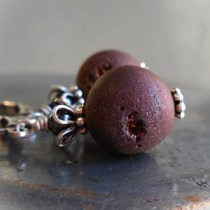 Granatapfel Druzy Achat Ohrringe, Weinrot Drusy Quarz Kristall Persephone Ohrringe schlicht Edelstein modern Urban Style Orb Blumen Ohrringe