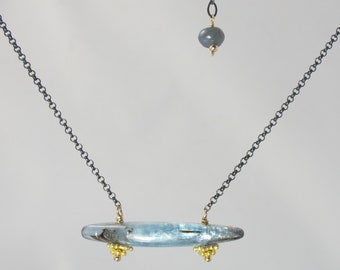 Collier unique en métal mixte avec pierre de cyanite, collier minimaliste en or et argent sterling oxydé