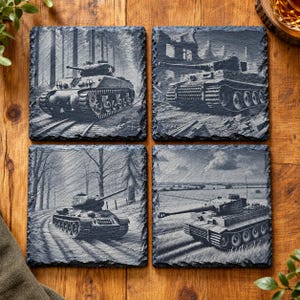 Puede incluir: Un juego de cuatro posavasos cuadrados de pizarra, cada uno con un grabado monocromático detallado de un tanque militar diferente. Los diseños muestran tanques en diversos entornos, incluyendo caminos forestales, campos y ruinas.