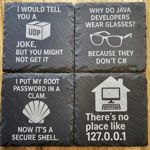 以下が含まれることがあります： 白の彫刻テキストとグラフィックが施された、黒いスレートコースター4枚セット。各コースターには、テクノロジー関連のジョークや駄洒落が描かれています。デザインには、UDPボックス、メガネ、貝殻、コンピューターのある家が含まれています。