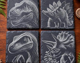 Puede incluir: Un juego de cuatro posavasos cuadrados de pizarra con detalladas ilustraciones de dinosaurios grabadas con láser en blanco. Los diseños incluyen un Tiranosaurio Rex, un Estegosaurio, un Velociraptor y un Triceratops con bordes rugosos.