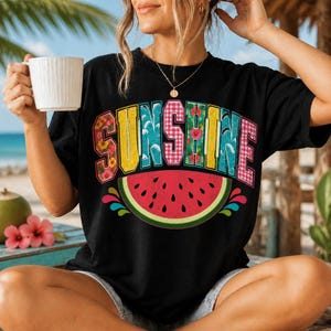 Solskensvattenmelon-T-shirt, sommarsemester-T-shirt, stranddagsskjorta, tropiska vibbar, glad semester-outfit, solälskarkläder, hawaiianska blommor
