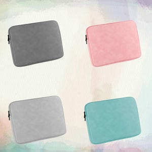 Puede incluir: Cuatro fundas para portátil en diferentes colores: gris, rosa, gris claro y azul claro. Las fundas están hechas de un material suave y texturizado y tienen un cierre de cremallera.