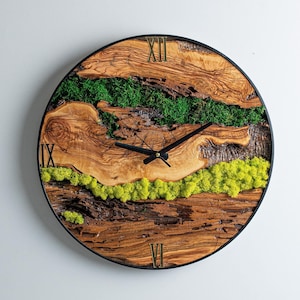 Reloj de pared de metal y madera de olivo, reloj de pared de musgo, decoración de pared única, musgo estabilizado preservado, regalos de inauguración de la casa, reloj de borde natural