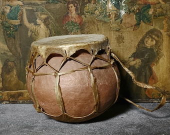Tambor antiguo africano de piel de terracota