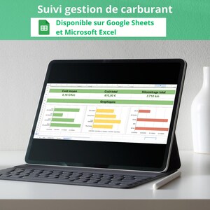 Puede incluir: Una pantalla de ordenador que muestra una hoja de cálculo con un fondo verde. La hoja de cálculo muestra un rastreador de gestión de combustible con datos para el coste medio, el coste total y el kilometraje total. La hoja de cálculo también incluye gráficos de barras que muestran el coste del combustible por kilómetro. El texto en la pantalla dice "Suivi gestion de carburant", "Disponible sur Google Sheets", "et Microsoft Excel", "Coût moyen", "0.16 €/Km", "Coût total", "610.00 €", "Kilométrage total", "3710 km", y "Graphiques".