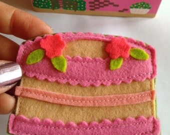 Neem wat cake! Vilten broche/pin