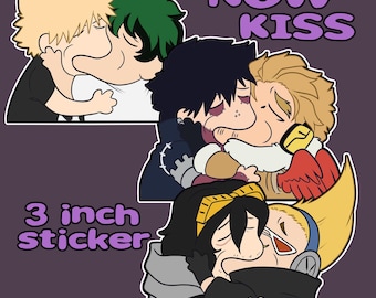 Könnte beinhalten: Ein 7,6 cm großer Aufkleber mit drei küssenden Cartoon-Paaren. Der Aufkleber hat den Text "NOW KISS" und die Worte "3 inch sticker" in Lila. Der Hintergrund ist einfarbig lila.