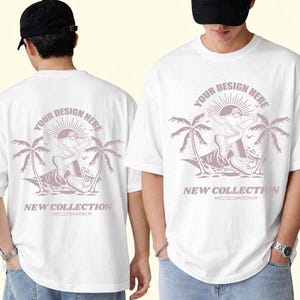 Peut inclure: T-shirt blanc avec un motif rose à l'avant et à l'arrière représentant un surfeur, des palmiers et le texte "YOUR DESIGN HERE" et "NEW COLLECTION". Le t-shirt est porté par une personne portant une casquette noire et un jean bleu.