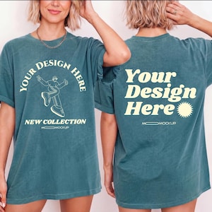 Puede incluir: Camiseta de color verde azulado con el texto "Your Design Here" en un diseño circular en la parte delantera y trasera. El diseño frontal incluye un gráfico de una persona y las palabras "New Collection". La camiseta tiene mangas cortas y un corte holgado.