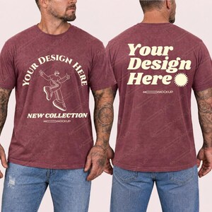Peut inclure: T-shirt bordeaux avec l'inscription "Your Design Here" au dos et un motif graphique sur le devant. Le motif avant comprend le texte "Your Design Here" et "New Collection". Le t-shirt est porté avec un jean bleu.