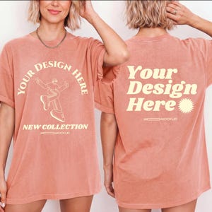 Peut inclure: T-shirt corail avec l'inscription "Your Design Here" dans un motif circulaire, un graphisme d'une personne et "New Collection" imprimé sur le devant. Le dos du t-shirt porte également l'inscription "Your Design Here" et un motif de soleil.