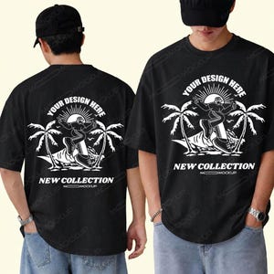 Peut inclure: T-shirts noirs avec un motif graphique blanc représentant un surfeur, des palmiers et le texte "YOUR DESIGN HERE" et "NEW COLLECTION". Les t-shirts sont à manches courtes et de coupe ample.