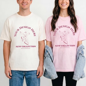 Peut inclure: Deux personnes portant des t-shirts assortis. L'un est crème, l'autre rose. Les deux ont le texte "YOUR DESIGN HERE" et "NEW COLLECTION" avec un dessin d'une personne. Les deux portent des jeans bleus.