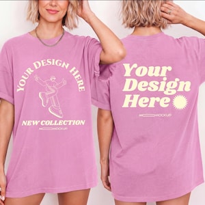 Pode incluir: Uma t-shirt rosa com um gráfico frontal com o texto YOUR DESIGN HERE e NEW COLLECTION ao lado de uma ilustração de linhas de uma pessoa a saltar. A parte de trás apresenta o texto Your Design Here com um ícone de sol e MOCKUP.