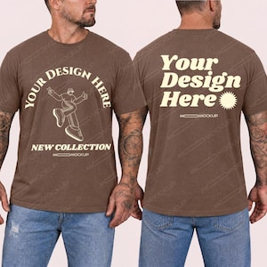 Peut inclure: Un t-shirt marron à manches courtes avec un motif frontal représentant une personne portant un chapeau et le texte "YOUR DESIGN HERE" et "NEW COLLECTION". Le dos du t-shirt affiche le texte "Your Design Here" avec une icône de soleil.
