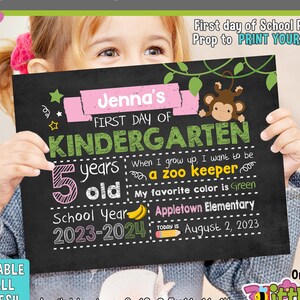 Op de afbeelding: Een printbaar bord voor de eerste dag van de kleuterschool met een zwarte krijtbordachtergrond, een aapillustratie, een groen-roze kleurenschema en de tekst "Jenna's First Day of Kindergarten". Het bord bevat de leeftijd van het kind, de klas, het schooljaar en een persoonlijke boodschap over zijn toekomstige ambities. Het bord is verkrijgbaar in verschillende maten.