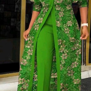 K&ouml;nnte beinhalten: Ein gr&uuml;nes Kleid mit floralem Muster und passender Hose. Das Kleid hat kurze &Auml;rmel und eine lange, offene Front. Die Hose ist einfarbig gr&uuml;n. Das Outfit ist ein stilvolles Ensemble.