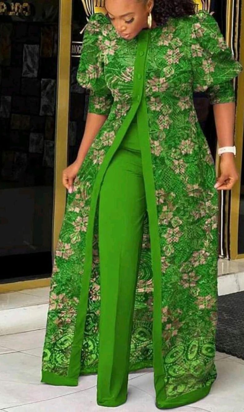 K&ouml;nnte beinhalten: Ein gr&uuml;nes Kleid mit floralem Muster und passender Hose. Das Kleid hat kurze &Auml;rmel und eine lange, offene Front. Die Hose ist einfarbig gr&uuml;n. Das Outfit ist ein stilvolles Ensemble.