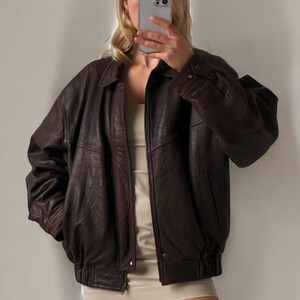 Blouson aviateur classique en cuir marron pour femme, veste surdimensionnée en cuir de mouton coupe droite. Blouson en cuir pour femme, Blouson en cuir souple pour femme