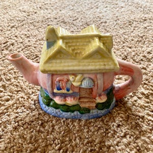 Vintage (1980s) Kitschy Cottage Ceramic House Decorative Teapot with Lid | Vintage Home Decor | Vintage Farmhouse Decor [Pre-Owned]