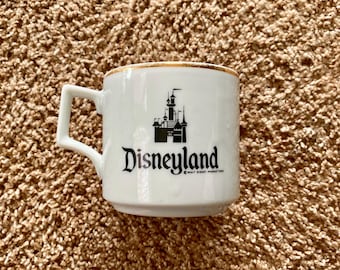 Taza de café de cerámica blanca y dorada de Disneyland, años 70, Disney Kitchen [Usada]