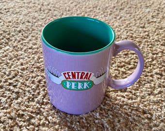 Tasse à café/thé en céramique violette « Central Perk » emblématique de la série « Friends » [Occasion]