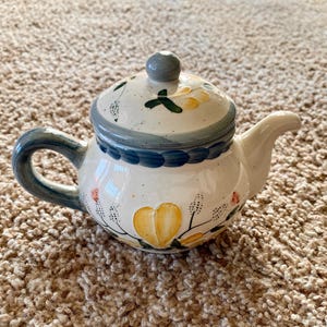 Vintage Hand-Painted Ceramic Teapot Design Floral Sugar Bowl with Lid | Retro Kitchenware [Pre-Owned]