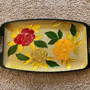 Vintage (jaren 60) gesneden dienblad met bloemen en melaminelak met handgrepen van Davar | Bloemenmandje uit het midden van de eeuw | Gemaakt in Japan [tweedehands]