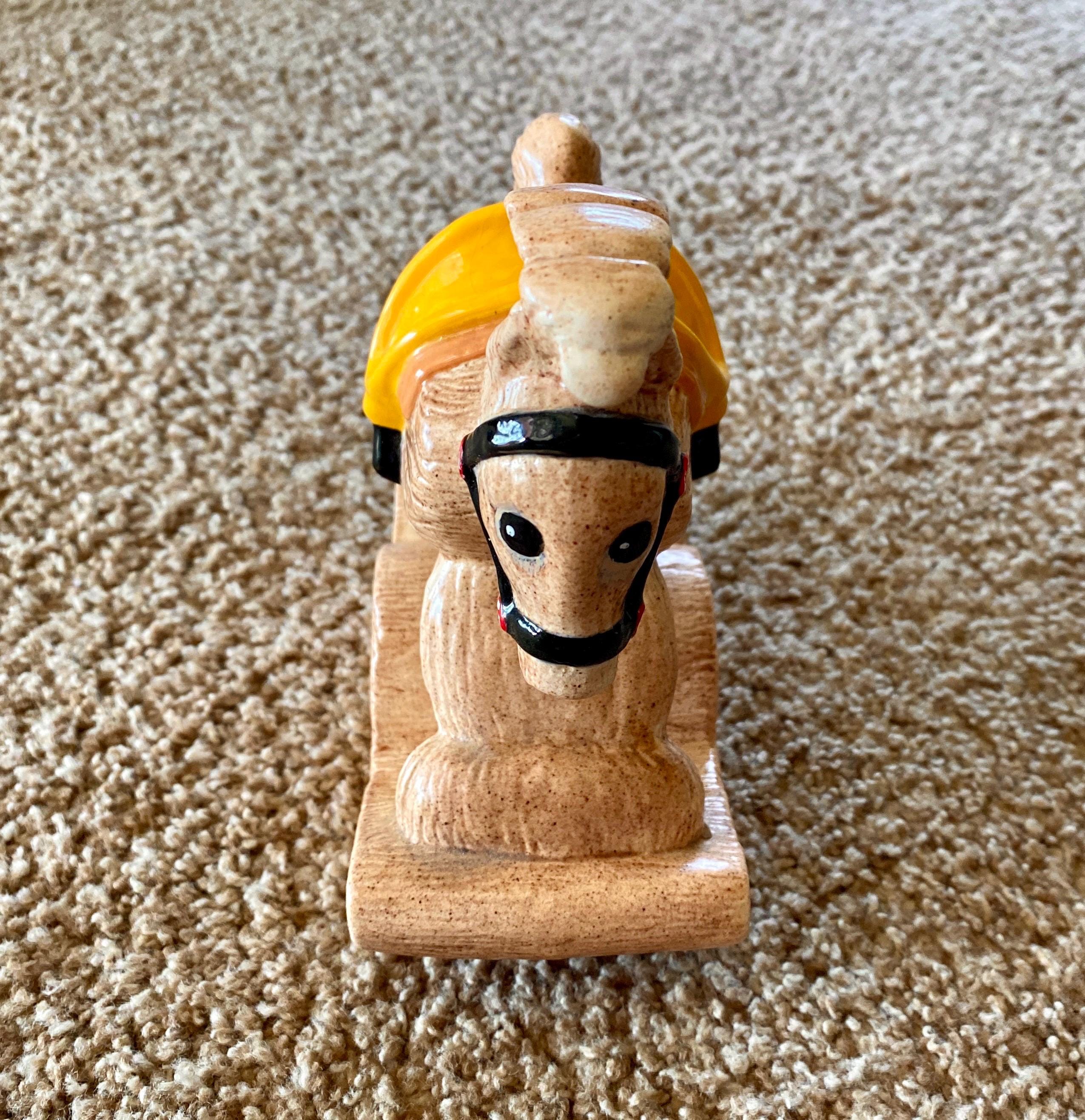 希少なヴィンテージ（1985年）陶器製ロッキングホース装飾置物像