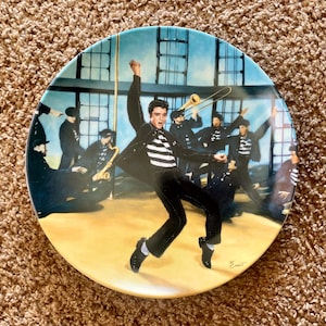 Vintage (1989) Elvis Presley "Looking at a Legend" Jailhouse Rock Ceramic 8.5" Plate | Vintage Music Memorablia [Pre-Owned]