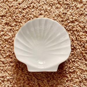 Vintage (1990s) Gold-Trim Seashell Nautical Beach Trinket Dish or Jewelrey Tray / Soap Dish | Shell Tray [Pre-Owned]