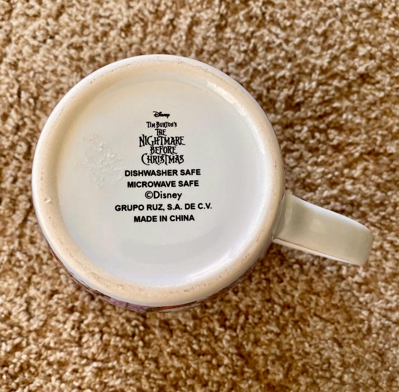 Puede incluir: Taza de cer&aacute;mica blanca con el texto "Tim Burton's The Nightmare Before Christmas". La taza es apta para lavavajillas y microondas. La base de la taza tambi&eacute;n incluye el logotipo de Disney y "Made in China".