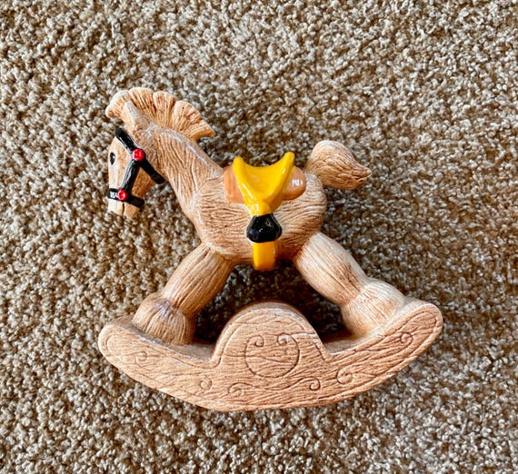 希少なヴィンテージ（1985年）陶器製ロッキングホース装飾置物像
