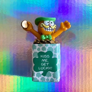 Vintage (1981) Garfield "Kiss Me, Get Lucky" | St. Patrick's Day Themed Magnet [Pre-Owned]