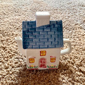Vintage (1990s) Little Cottage House Ceramic 5&quot; Single Serving Teapot | Vintage Kitchenware [Pre-Owned]