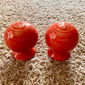 Rare Vintage (1989) Fiesta Ware Ceramic Art Deco Style Persimmon Orange Salt & Pepper Shaker Set | Midcentury Kitchenware [Pre-Owned]