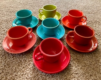 Vintage (années 80) Fiesta Ware ensembles de tasses à café et soucoupes en céramique multicolores par Homer Laughlin China Co | Cuisine des années 80 | Vous choisissez [Occasion]