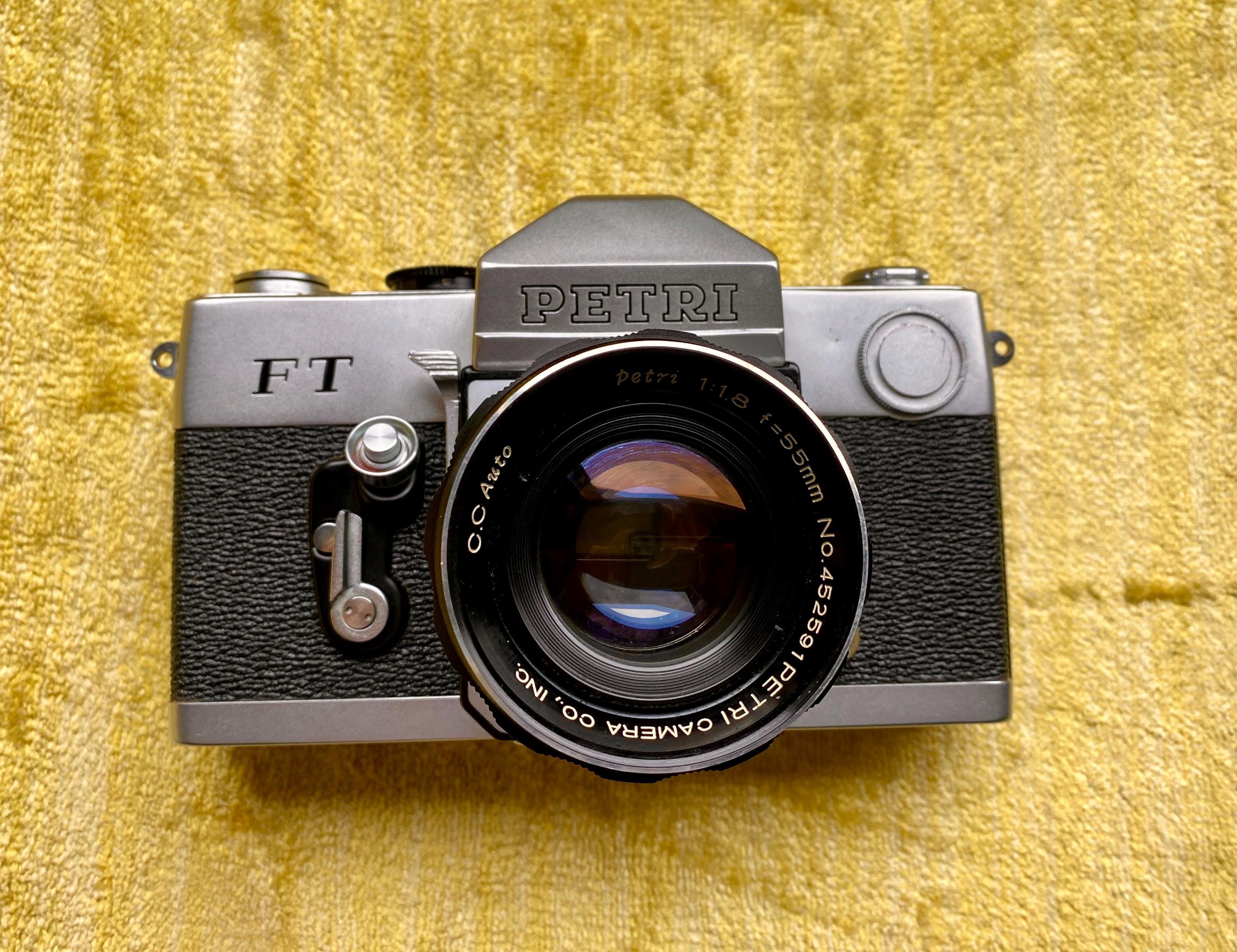 1970年代のヴィンテージ Petri FT 35 mm フィルムカメラ（革製ケース