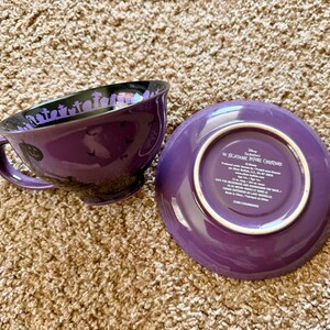 以下が含まれることがあります： 不気味なテーマの紫色のティーカップとソーサーのセット。 ティーカップは、墓地のデザインとハンドルが付いた黒いリムが特徴です。 ソーサーは、お揃いの紫色の色です。 セットは「ナイトメアー・ビフォア・クリスマス」からです。