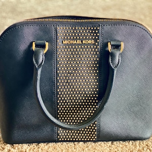 Bolso de mano Michael Kors (mediados de la década de 2000), negro con detalle de tachuelas doradas, de piel sintética y lona revestida [usado]