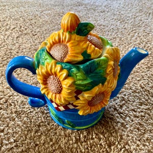 Vintage (1990s) Cooks Club 3D Sunflowers Teapot with Lid | Vintage Kitchenware [Pre-Owned]