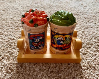 Vintage 1990-tals Disney Musse och Mimmi Pigg Garden Farmers Keramik Salt- och pepparkar av Enesco