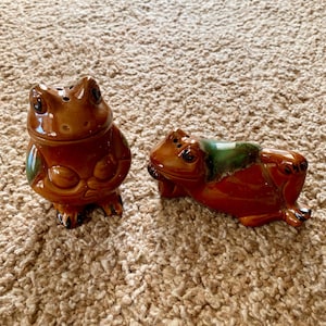 Vintage 1960s Frog Ceramic Salt & Pepper Shakers Set