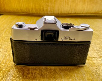 1970年代のヴィンテージ Petri FT 35 mm フィルムカメラ（革製ケース